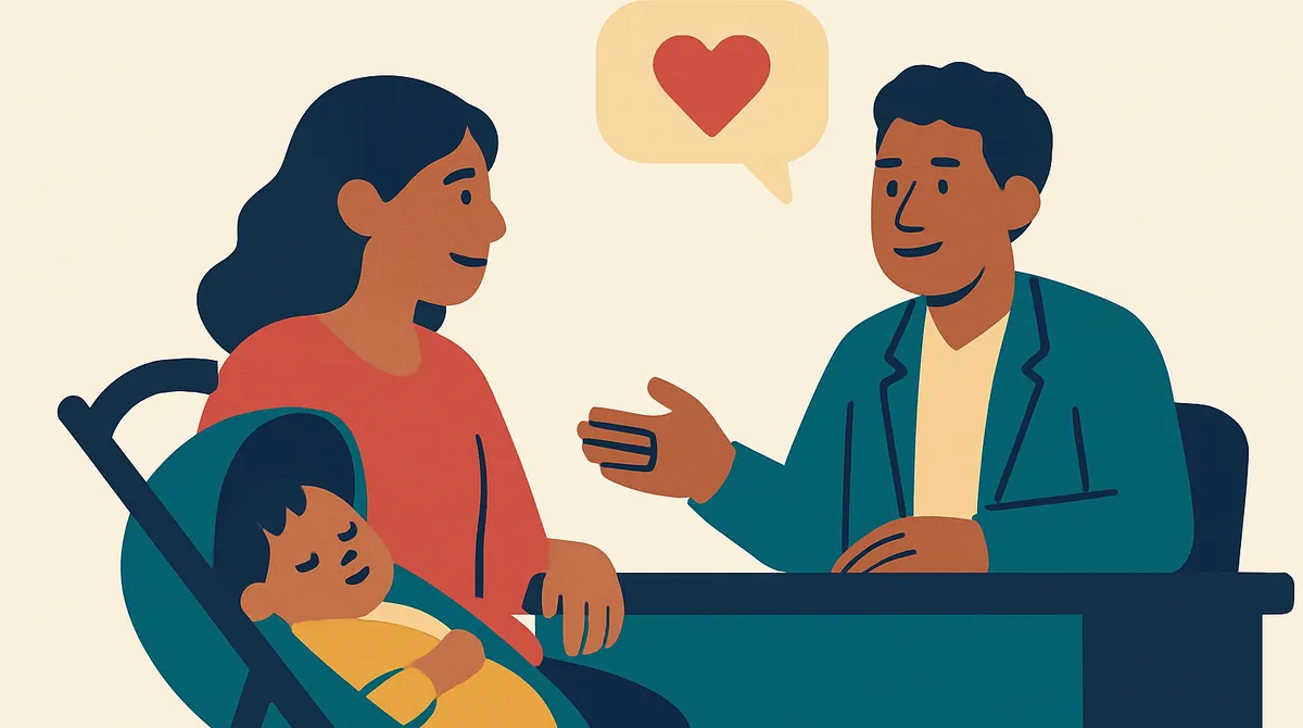 Una madre conversa con una asesora amable mientras su bebé duerme en la carriola.